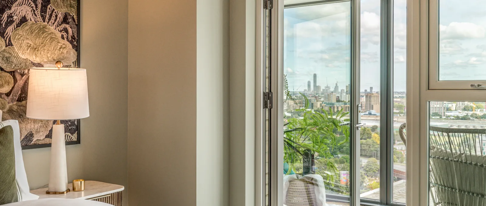 Kew Bridge Rise Show Apartment