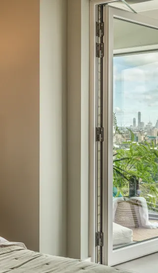 Kew Bridge Rise Show Apartment