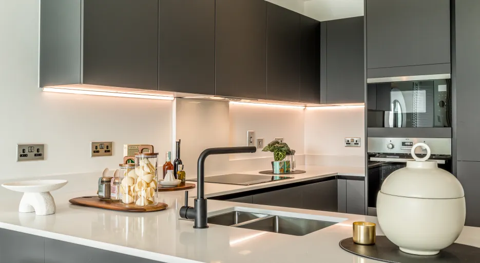 Kew Bridge Rise Show Apartment