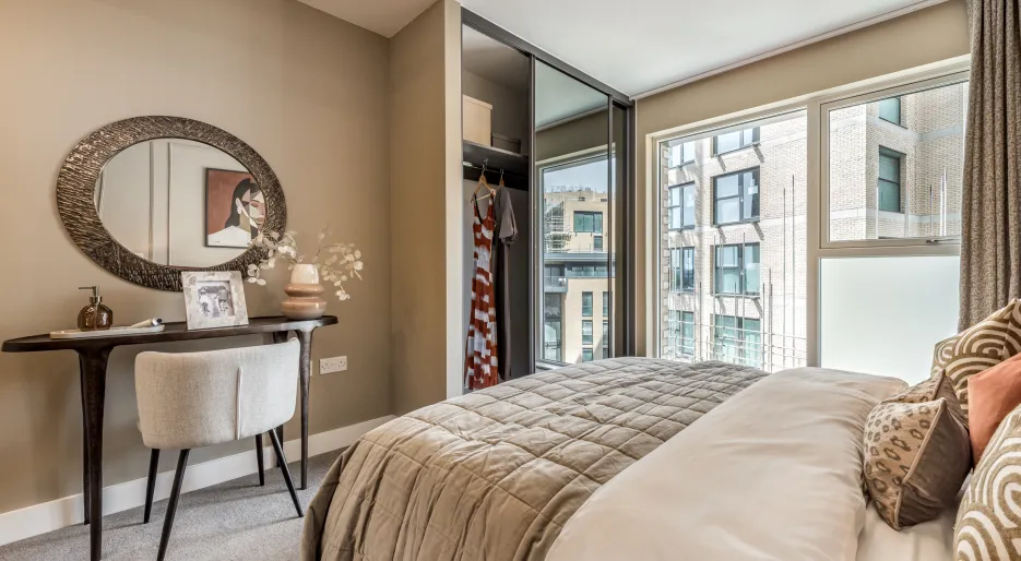 Wren House Principal Bedroom Fitted Wardrobe & Desk