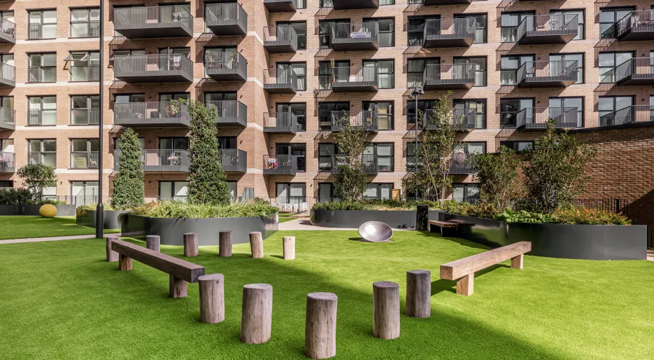 Kew Bridge Rise podium garden 