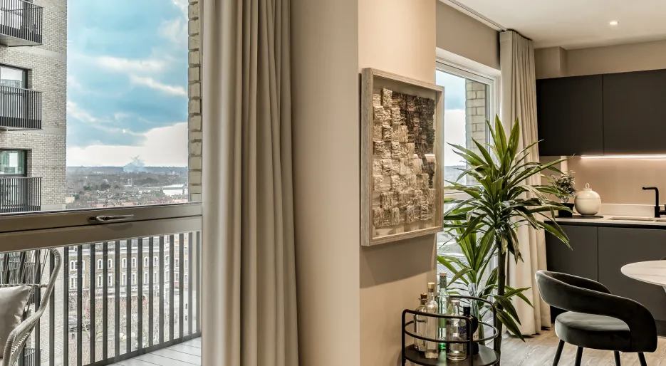 Kew Bridge Rise, Living