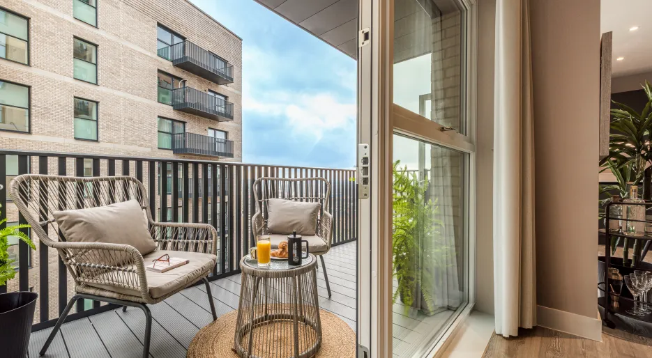 Kew Bridge Rise, Balcony