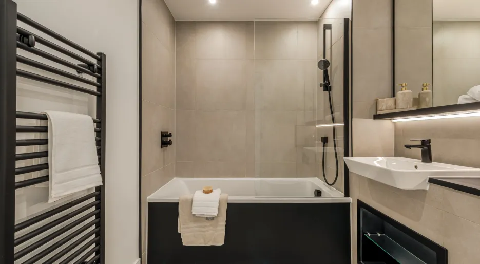Kew Bridge Rise, Apartment 52,  Family Bathroom