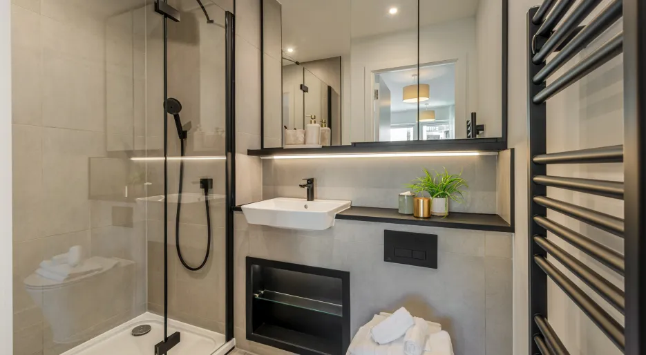 Kew Bridge Rise, Apartment 52, En-Suite Shower Room