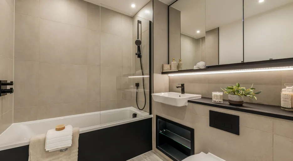 Kew Bridge Rise, Apartment 52, Family Bathroom