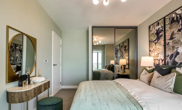 Kew Bridge Rise Show Apartment