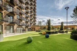 Kew Bridge Rise - podium gardens 