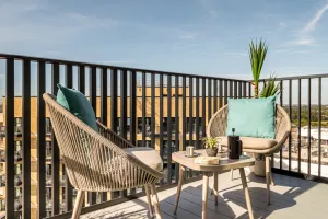 Kew Bridge Rise, 1 Bed show home, balcony