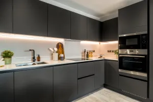 Kew Bridge Rise - 2-bed 1-bath - Kitchen 