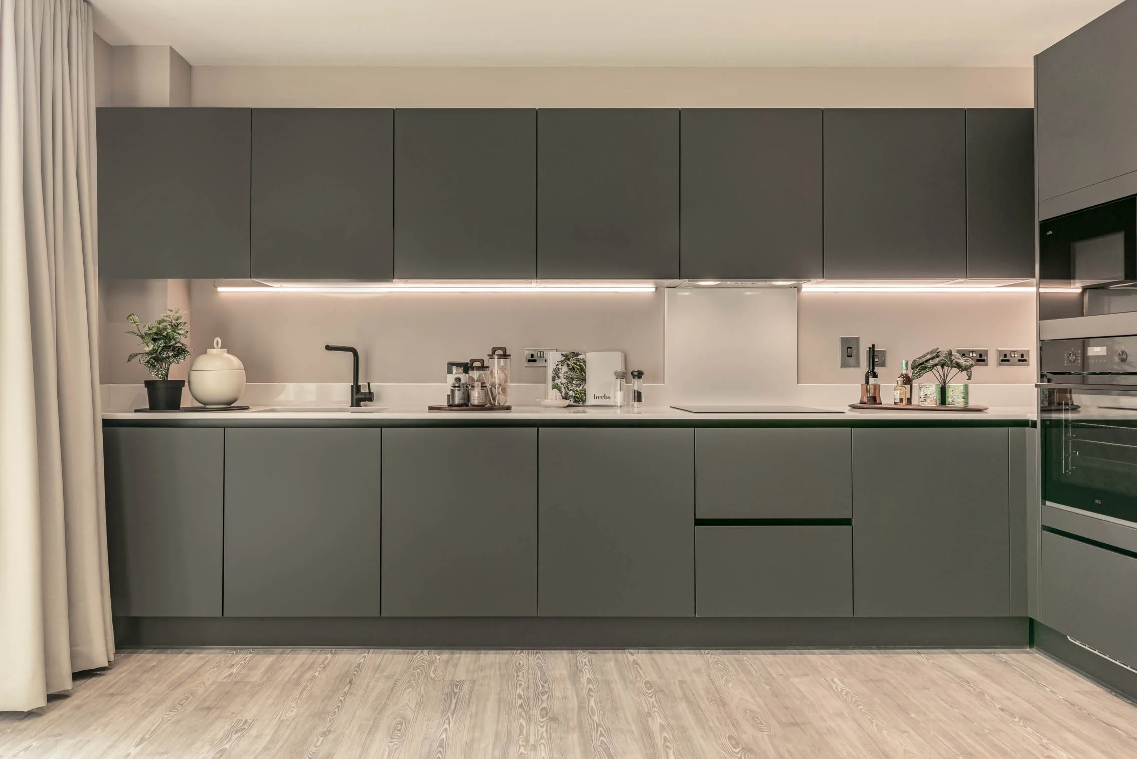 Kew Bridge Rise - 3-bedroom apartment kitchen