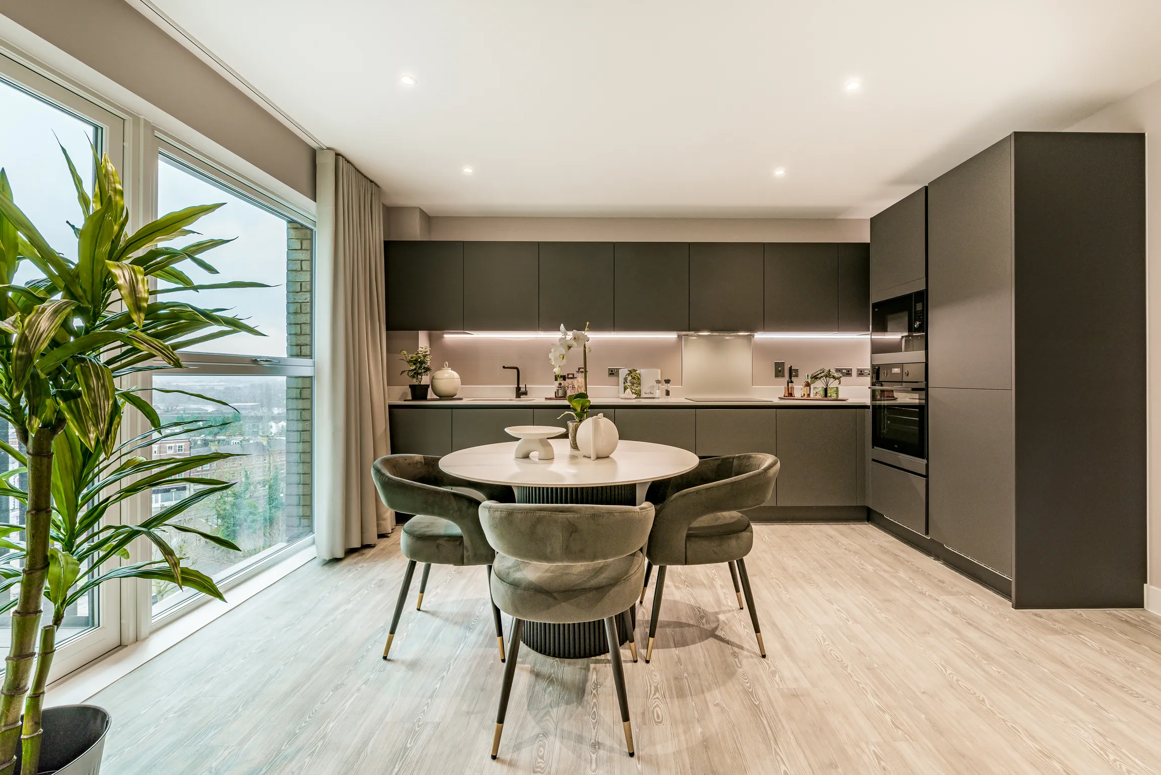 Kew Bridge Rise, Dining area